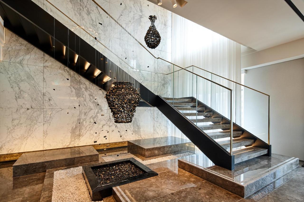 Lotte Hotel Seoul Executive Tower Esterno foto The staircase