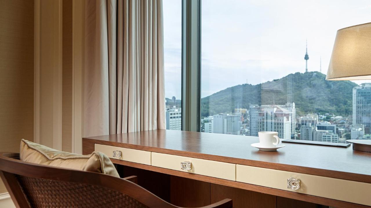 Lotte Hotel Seoul Executive Tower Esterno foto A room at the hotel