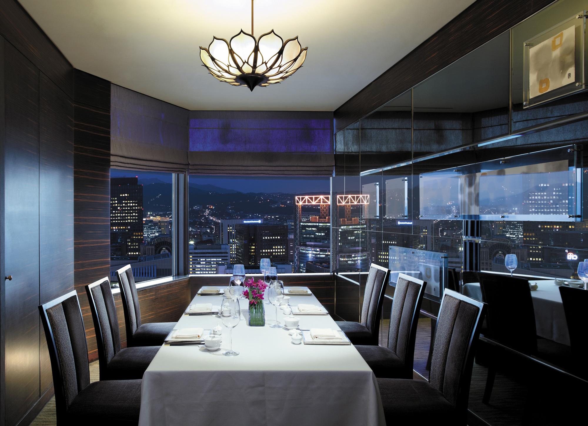 Lotte Hotel Seoul Executive Tower Esterno foto The dining room at the 39th floor