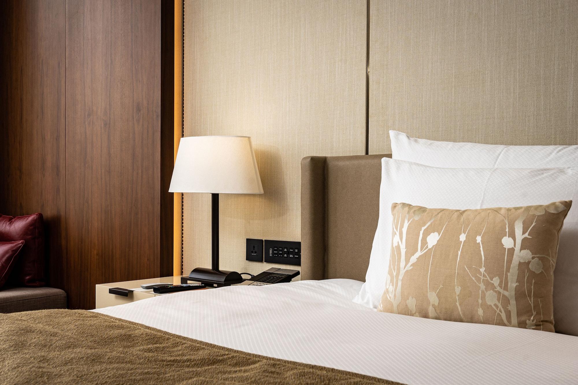 Lotte Hotel Seoul Executive Tower Esterno foto A bed with a nightstand