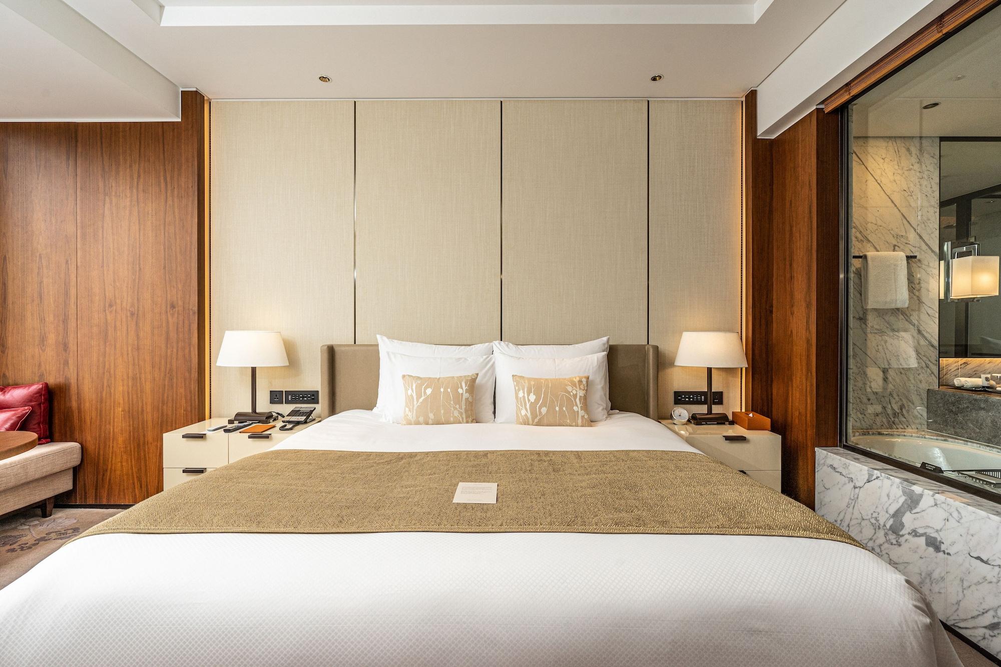Lotte Hotel Seoul Executive Tower Esterno foto A bedroom at the hotel