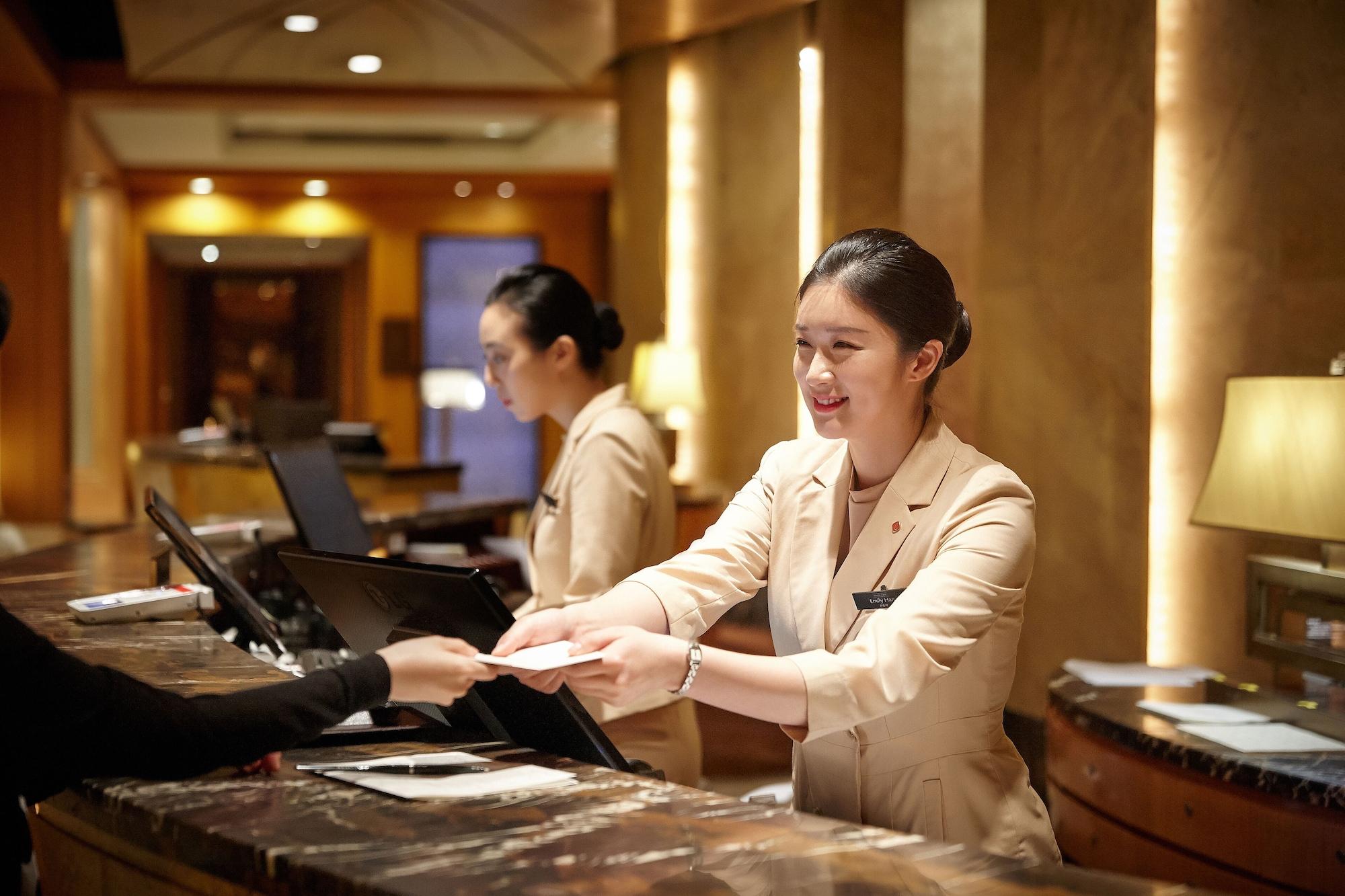 Lotte Hotel Seoul Executive Tower Esterno foto A hotel receptionist