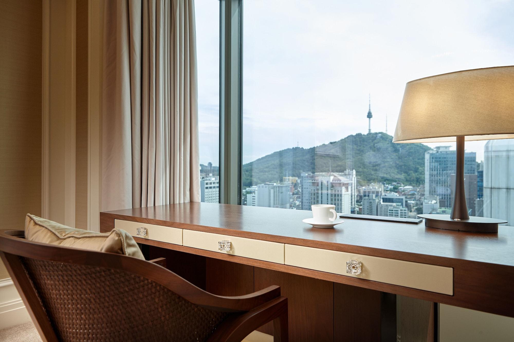 Lotte Hotel Seoul Executive Tower Esterno foto A view of N Seoul Tower from the hotel