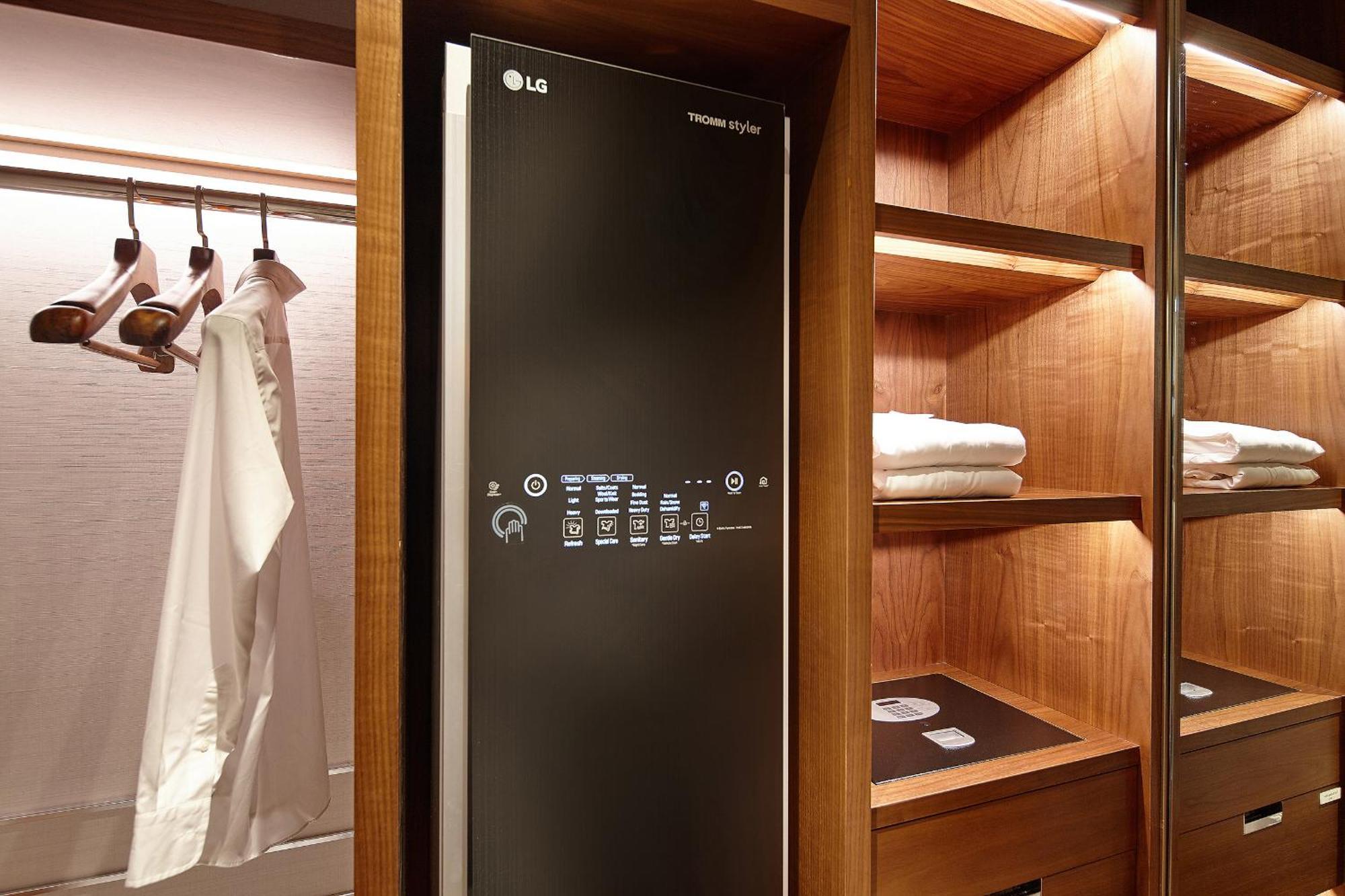 Lotte Hotel Seoul Executive Tower Esterno foto LG Signature refrigerator